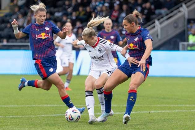 Google Pixel Frauen Bundesliga: Eintracht Frankfurt - RB Leipzig, 22.09.2025 Rebecka Blomqvist (Eintracht Frankfurt 28) im Zweikampf, Eintracht Frankfurt - RB Leipzig, Frankfurt, Stadion am Brentanobad, 22.9.2025 Copyright: xBEAUTIFULxSPORTS Gawlikx