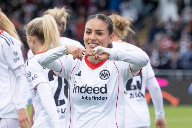 Google Pixel Frauen Bundesliga: Eintracht Frankfurt - RB Leipzig, 22.09.2025 Ereleta Memeti (Eintracht Frankfurt 27) feiert ihr Tor mit einem handzeichen, Eintracht Frankfurt - RB Leipzig, Frankfurt, Stadion am Brentanobad, 22.9.2025 Copyright: xBEAUTIFULxSPORTS Gawlikx