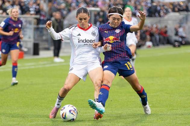 Google Pixel Frauen Bundesliga: Eintracht Frankfurt - RB Leipzig, 22.09.2025 Ereleta Memeti (Eintracht Frankfurt 27) im Zweikampf um den Ball mit Mai Kadowaki (RB Leipzig 15), Eintracht Frankfurt - RB Leipzig, Frankfurt, Stadion am Brentanobad, 22.9.2025 Copyright: xBEAUTIFULxSPORTS Gawlikx