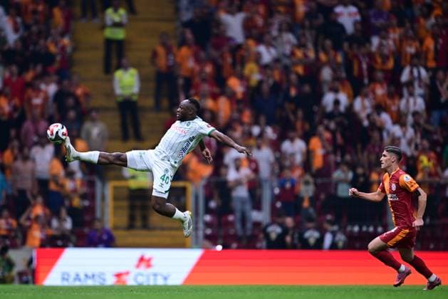 Sport Themen der Woche KW 39 Galatasaray v TUMOSAN Konyaspor - Turkish Super Lig ISTANBUL, TURKIYE - SEPTEMBER 22: Galatasaray’s Roland Sallai (R) competes against TUMOSAN Konyaspor’s Jackson Muleka (L) during the Trendyol Super Lig week 6 match between Galatasaray and TUMOSAN Konyaspor at RAMS Park in Istanbul, Turkiye, on September 22, 2025. Abdulhamid Hosbas Anadolu Istanbul Turkey. Editorial use only. Please get in touch for any other usage.  Copyright: x2025xAnadoluxAbdulhamidxHosbasx