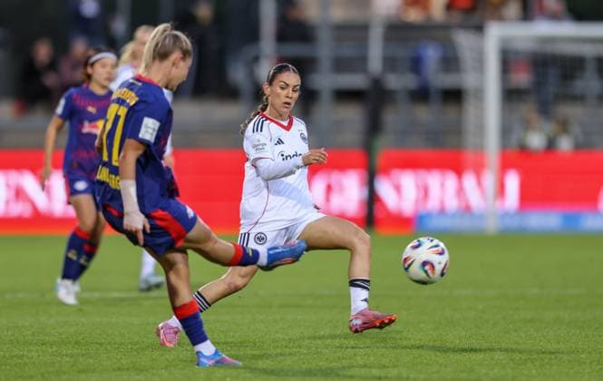 DEU, Frankfurt, Eintracht Frankfurt vs RB Leipzig, Google Pixel Frauen Bundesliga DFB, Saison 2526, Stadion am Bretanobad, 3. Spieltag, im Bild v.l.n.r: Julia Landenberger (RB Leipzig 21), Erëleta Memeti (Eintracht Frankfurt 27) DFB DFL REGULATIONS PROHIBIT ANY USE OF PHOTOGRAPHS AS IMAGE SEQUENCES AND OR QUASI-VIDEO, 22.09.2025, Copyright: HMBxMedia HendrikxHamelau