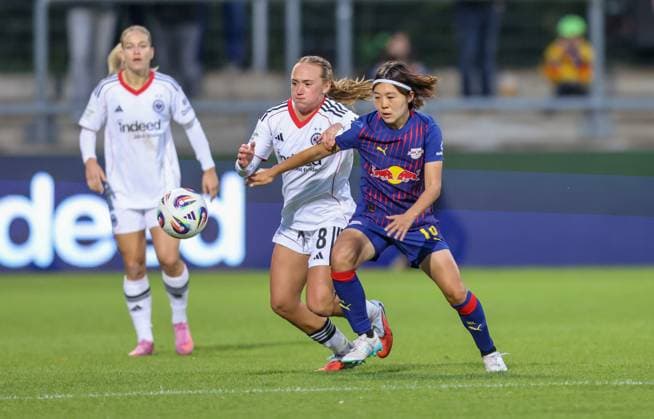 DEU, Frankfurt, Eintracht Frankfurt vs RB Leipzig, Google Pixel Frauen Bundesliga DFB, Saison 2526, Stadion am Bretanobad, 3. Spieltag, im Bild v.l.n.r: Lisanne Gräwe (Eintracht Frankfurt 8), Mai Kadowaki (RB Leipzig 15), Zweikampf DFB DFL REGULATIONS PROHIBIT ANY USE OF PHOTOGRAPHS AS IMAGE SEQUENCES AND OR QUASI-VIDEO, 22.09.2025, Copyright: HMBxMedia HendrikxHamelau