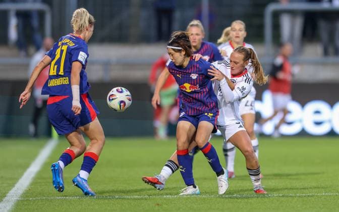 DEU, Frankfurt, Eintracht Frankfurt vs RB Leipzig, Google Pixel Frauen Bundesliga DFB, Saison 2526, Stadion am Bretanobad, 3. Spieltag, im Bild v.l.n.r: Mai Kadowaki (RB Leipzig 15), Lisanne Gräwe (Eintracht Frankfurt 8) DFB DFL REGULATIONS PROHIBIT ANY USE OF PHOTOGRAPHS AS IMAGE SEQUENCES AND OR QUASI-VIDEO, 22.09.2025, Copyright: HMBxMedia HendrikxHamelau