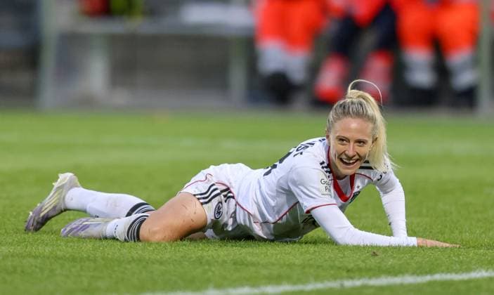 DEU, Frankfurt, Eintracht Frankfurt vs RB Leipzig, Google Pixel Frauen Bundesliga DFB, Saison 2526, Stadion am Bretanobad, 3. Spieltag, im Bild: hat gut Lachen nach zwei Toren Rebecka Blomqvist (Eintracht Frankfurt 28) DFB DFL REGULATIONS PROHIBIT ANY USE OF PHOTOGRAPHS AS IMAGE SEQUENCES AND OR QUASI-VIDEO, 22.09.2025, Copyright: HMBxMedia HendrikxHamelau