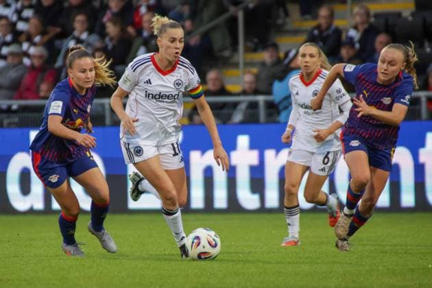 22.09.2025, xgrfx, Fussball Google Pixel Frauen-Bundesliga, Eintracht Frankfurt - RB Leipzig v.l. Annabel Schaching (RB Leipzig), Laura Freigang (Eintracht Frankfurt) (DFL DFB REGULATIONS PROHIBIT ANY USE OF PHOTOGRAPHS as IMAGE SEQUENCES and or QUASI-VIDEO) Frankfurt am Main