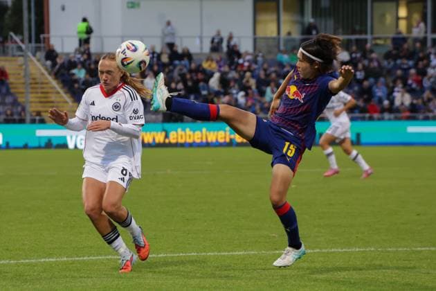 22.09.2025, xgrfx, Fussball Google Pixel Frauen-Bundesliga, Eintracht Frankfurt - RB Leipzig v.l. Lisanne Gräwe (Eintracht Frankfurt), Mai Kadowaki (RB Leipzig) (DFL DFB REGULATIONS PROHIBIT ANY USE OF PHOTOGRAPHS as IMAGE SEQUENCES and or QUASI-VIDEO) Frankfurt am Main