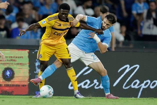 Napoli s Eljif Elmas challenges for the ball with Pisa™s Ebenezer Akinsanmiro during the Serie A soccer match between Napoli and Pisa at the Diego Armando Maradona Stadium in Naples, southern italy - Monday , September 22 , 2025. - Soccer .  Copyright: xAlessandroxGarofalo LaPressex