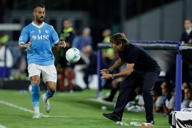 Napoli™s coach Antonio Conte and Napoli s Leonardo Spinazzola during the Serie A soccer match between Napoli and Pisa at the Diego Armando Maradona Stadium in Naples, southern italy - Monday , September 22 , 2025. - Soccer .  Copyright: xAlessandroxGarofalo LaPressex