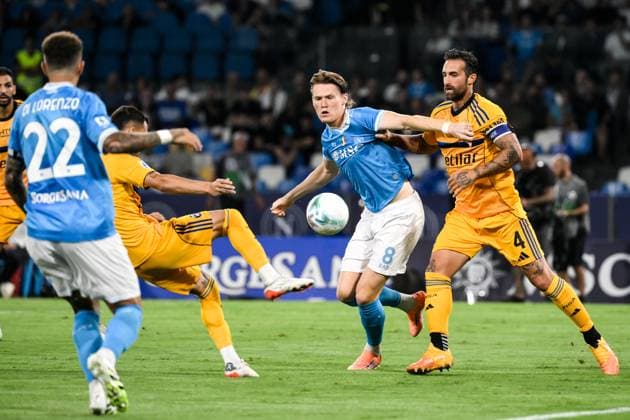 Scott McTominay of SSC Napoli and Antonio Caracciolo of Pisa Sporting Club 1909 during the Serie A 2025 2026 football match between SSC Napoli and Pisa SC 1909 at Diego Armando Maradona stadium in Naples (Italy), September 22, 2025. andreaxstaccioli