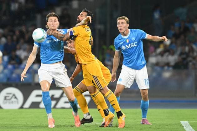 CALCIO - Serie A - SSC Napoli vs Pisa SC Scott McTominay of SSC Napoli competes for the ball with Antonio Caracciolo of Pisa SC 1990 during the Seie A Enelive match between SSC Napoli vs Pisa FC 1909 at Diego Armndo Maradona Stadium Naples Italy  Copyright: xIPAxSport ABACAx