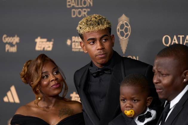 69th Ballon D Or Photocall At Theatre Du Chatelet In Paris PARIS, FRANCE - SEPTEMBER 22: Lamine Yamal of Barcelona and Spain with his family attends the 69th Ballon D Or Photocall at Theatre Du Chatelet on September 22, 2025 in Paris, France. Paris France  Copyright: xJosexBretonx originalFilename:bretonhernandez-69thball250922_nppzP.jpg