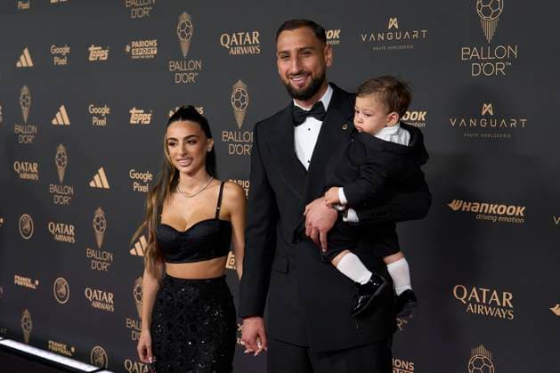 69th Ballon D Or Photocall At Theatre Du Chatelet In Paris PARIS, FRANCE - SEPTEMBER 22: Gianluigi Donnarumma of Italy and Paris Saint-Germain with his family attends the 69th Ballon D Or Photocall at Theatre Du Chatelet on September 22, 2025 in Paris, France. Paris France  Copyright: xJosexBretonx originalFilename:bretonhernandez-69thball250922_npCSG.jpg