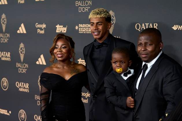 69th Ballon D Or Photocall At Theatre Du Chatelet In Paris PARIS, FRANCE - SEPTEMBER 22: Lamine Yamal of Barcelona and Spain with his family attends the 69th Ballon D Or Photocall at Theatre Du Chatelet on September 22, 2025 in Paris, France. Paris France  Copyright: xJosexBretonx originalFilename:bretonhernandez-69thball250922_nphOB.jpg