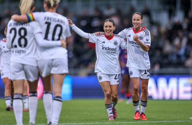 DEU, Frankfurt, Eintracht Frankfurt vs RB Leipzig, Google Pixel Frauen Bundesliga DFB, Saison 2526, Stadion am Bretanobad, 3. Spieltag, im Bild: Rebecka Blomqvist (Eintracht Frankfurt 28) erzielt da Tor für Frankfurt, Jubel mit Erëleta Memeti (Eintracht Frankfurt 27) und Gà raldine Reuteler (Eintracht Frankfurt 14) DFB DFL REGULATIONS PROHIBIT ANY USE OF PHOTOGRAPHS AS IMAGE SEQUENCES AND OR QUASI-VIDEO, 22.09.2025, Copyright: HMBxMedia HendrikxHamelau
