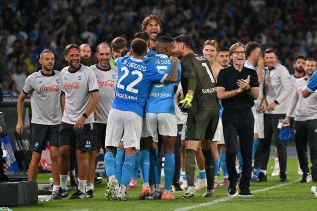 Foto IPP Felice De Martino Napoli 22 09 2025 Calcio Campionato serie A 2025-2026 Napoli - Pisa Nella foto: Esultanza dopo il gol di Lorenzo Lucca con l allenatore Antonio Conte sopra tutti i suoi giocatori Italy Photo Press World Copyright Napoli italy Italia ITALY  Copyright: xR4924_italyphotopressx
