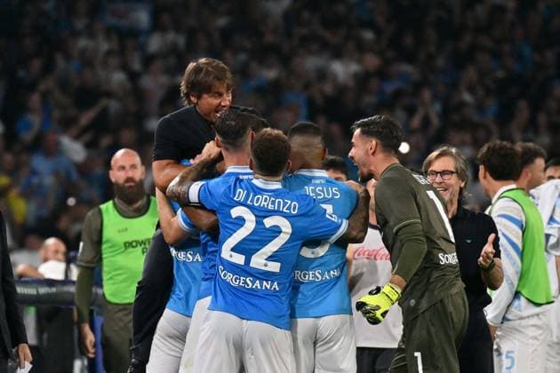 Foto IPP Felice De Martino Napoli 22 09 2025 Calcio Campionato serie A 2025-2026 Napoli - Pisa Nella foto: Esultanza dopo il gol di Lorenzo Lucca con l allenatore Antonio Conte sopra tutti i suoi giocatori Italy Photo Press World Copyright Napoli italy Italia ITALY  Copyright: xR4924_italyphotopressx