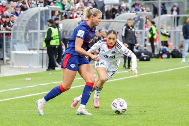 22.09.2025, xgrfx, Fussball Google Pixel Frauen-Bundesliga, Eintracht Frankfurt - RB Leipzig v.l. Marleen Schimmer (RB Leipzig), Ereleta Memeti (Eintracht Frankfurt) (DFL DFB REGULATIONS PROHIBIT ANY USE OF PHOTOGRAPHS as IMAGE SEQUENCES and or QUASI-VIDEO) Frankfurt am Main