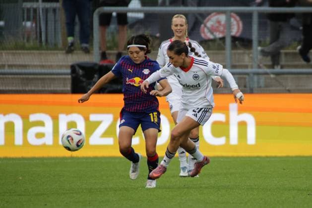 22.09.2025, xgrfx, Fussball Google Pixel Frauen-Bundesliga, Eintracht Frankfurt - RB Leipzig v.l. Mai Kadowaki (RB Leipzig), Ereleta Memeti (Eintracht Frankfurt) (DFL DFB REGULATIONS PROHIBIT ANY USE OF PHOTOGRAPHS as IMAGE SEQUENCES and or QUASI-VIDEO) Frankfurt am Main