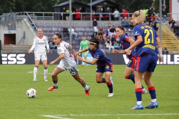 22.09.2025, xgrfx, Fussball Google Pixel Frauen-Bundesliga, Eintracht Frankfurt - RB Leipzig v.l. Geraldine Reuteler (Eintracht Frankfurt), Mai Kadowaki (RB Leipzig) (DFL DFB REGULATIONS PROHIBIT ANY USE OF PHOTOGRAPHS as IMAGE SEQUENCES and or QUASI-VIDEO) Frankfurt am Main