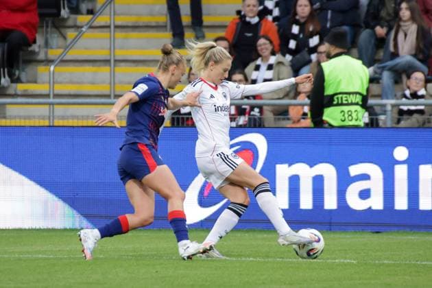 22.09.2025, xgrfx, Fussball Google Pixel Frauen-Bundesliga, Eintracht Frankfurt - RB Leipzig v.l. Julia Landenberger (RB Leipzig), Rebecka Blomqvist (Eintracht Frankfurt) (DFL DFB REGULATIONS PROHIBIT ANY USE OF PHOTOGRAPHS as IMAGE SEQUENCES and or QUASI-VIDEO) Frankfurt am Main