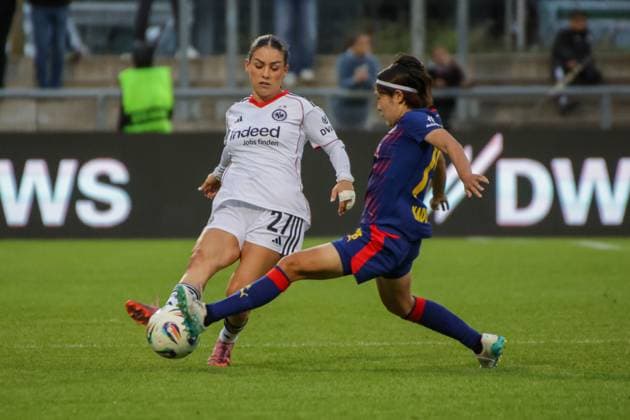 22.09.2025, xgrfx, Fussball Google Pixel Frauen-Bundesliga, Eintracht Frankfurt - RB Leipzig v.l. Ereleta Memeti (Eintracht Frankfurt), Mai Kadowaki (RB Leipzig) (DFL DFB REGULATIONS PROHIBIT ANY USE OF PHOTOGRAPHS as IMAGE SEQUENCES and or QUASI-VIDEO) Frankfurt am Main