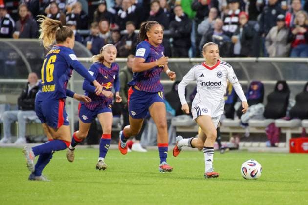 22.09.2025, xgrfx, Fussball Google Pixel Frauen-Bundesliga, Eintracht Frankfurt - RB Leipzig v.l. Annabel Schasching, Delice Boboy (RB Leipzig), Elisa Senß (Eintracht Frankfurt) (DFL DFB REGULATIONS PROHIBIT ANY USE OF PHOTOGRAPHS as IMAGE SEQUENCES and or QUASI-VIDEO) Frankfurt am Main