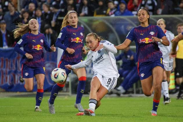 22.09.2025, xgrfx, Fussball Google Pixel Frauen-Bundesliga, Eintracht Frankfurt - RB Leipzig v.l. Lisanne Gräwe (Eintracht Frankfurt), Delice Boboy (RB Leipzig) (DFL DFB REGULATIONS PROHIBIT ANY USE OF PHOTOGRAPHS as IMAGE SEQUENCES and or QUASI-VIDEO) Frankfurt am Main