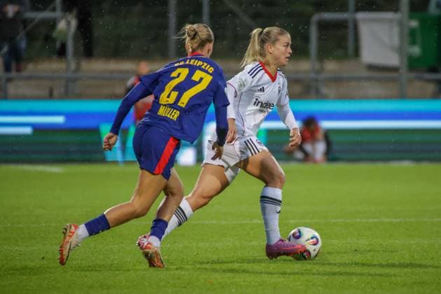 22.09.2025, xgrfx, Fussball Google Pixel Frauen-Bundesliga, Eintracht Frankfurt - RB Leipzig v.l. Marlene Müller (RB Leipzig), Nadine Riesen (Eintracht Frankfurt) (DFL DFB REGULATIONS PROHIBIT ANY USE OF PHOTOGRAPHS as IMAGE SEQUENCES and or QUASI-VIDEO) Frankfurt am Main