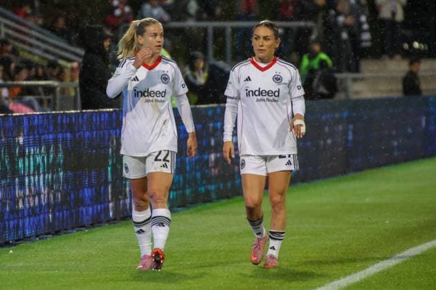 22.09.2025, xgrfx, Fussball Google Pixel Frauen-Bundesliga, Eintracht Frankfurt - RB Leipzig v.l. Nadine Riesen, Ereleta Memeti (Eintracht Frankfurt) (DFL DFB REGULATIONS PROHIBIT ANY USE OF PHOTOGRAPHS as IMAGE SEQUENCES and or QUASI-VIDEO) Frankfurt am Main