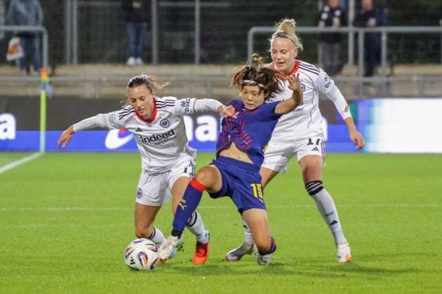 22.09.2025, xgrfx, Fussball Google Pixel Frauen-Bundesliga, Eintracht Frankfurt - RB Leipzig v.l. Hayley Raso (Eintracht Frankfurt), Mai Kadowaki (RB Leipzig) (DFL DFB REGULATIONS PROHIBIT ANY USE OF PHOTOGRAPHS as IMAGE SEQUENCES and or QUASI-VIDEO) Frankfurt am Main