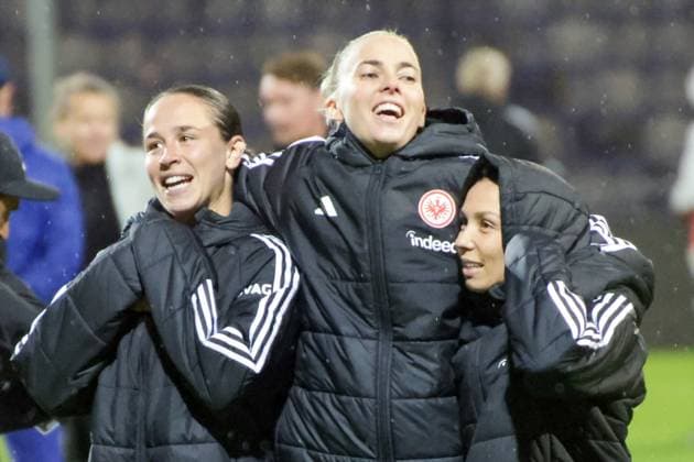 22.09.2025, xgrfx, Fussball Google Pixel Frauen-Bundesliga, Eintracht Frankfurt - RB Leipzig v.l. Geraldine Reuteler, Laura Freigang, Elisa Senß (Eintracht Frankfurt) (DFL DFB REGULATIONS PROHIBIT ANY USE OF PHOTOGRAPHS as IMAGE SEQUENCES and or QUASI-VIDEO) Frankfurt am Main