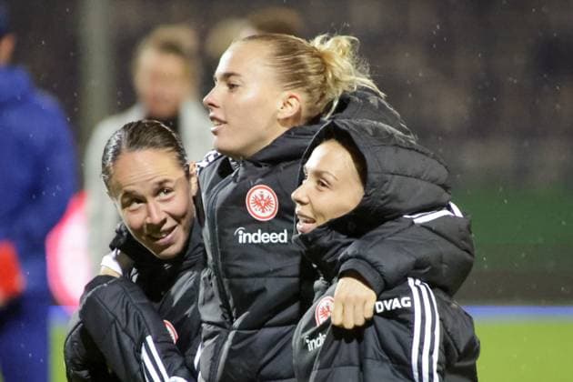 22.09.2025, xgrfx, Fussball Google Pixel Frauen-Bundesliga, Eintracht Frankfurt - RB Leipzig v.l. Geraldine Reuteler, Laura Freigang, Elisa Senß (Eintracht Frankfurt) (DFL DFB REGULATIONS PROHIBIT ANY USE OF PHOTOGRAPHS as IMAGE SEQUENCES and or QUASI-VIDEO) Frankfurt am Main