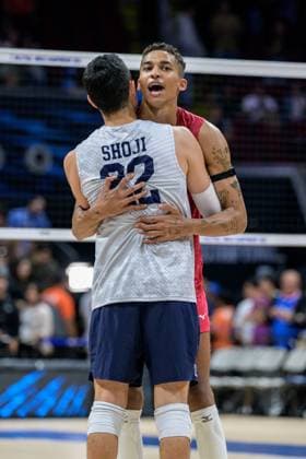 September 22, 2025, Pasay City, Manila, Philippines: USA vs Slovenia during the FIVB Mens Volleyball World Championship, WM, Weltmeisterschaft 2025 in Manila, Philippines. USA and Slovenia at 1 set all. USA lead in the 3rd set. USA celebrates. Erik SHOJI is hugged by Merrick McHENRY Pasay City Philippines - ZUMAr144 20250922_zap_r144_017 Copyright: xJaynexRussellx