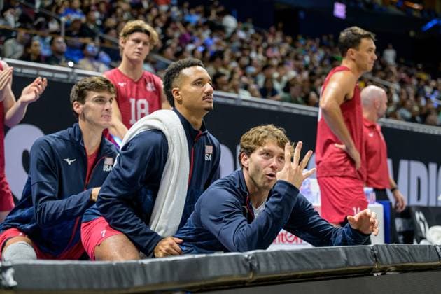 September 22, 2025, Pasay City, Manila, Philippines: USA vs Slovenia during the FIVB Mens Volleyball World Championship, WM, Weltmeisterschaft 2025 in Manila, Philippines. USA and Slovenia at 1 set all. USA lead in the 3rd set. USA celebrates. Team mates hold up fingers to indicate only 4 more points to go Pasay City Philippines - ZUMAr144 20250922_zap_r144_022 Copyright: xJaynexRussellx