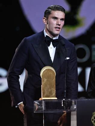 (250923) -- PARIS, Sept. 23, 2025 -- Arsenal s Swedish player Viktor Gyokeres speaks after winning the Gerd Muller Trophy for best strikers during the 2025 Ballon d Or France Football award ceremony at the Theatre du Chatelet in Paris, France, on Sept. 22, 2025. ) (SP)FRANCE-PARIS-FOOTBALL-BALLON D OR CEREMONY GaoxJing 