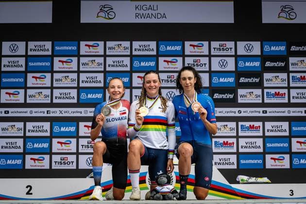 CHLADOÅ‡OVA ViktoriaBACKSTEDT Zoe, VENTURELLI Federica: UCI Road cycling, Rad, Radsport, Strasse World Championships - Kigali Rwanda 2025 CHLADOÅ‡OVA Viktoria ( SVK ) Slovakia Second Place - BACKSTEDT Zoe ( GBR ) Great Britain Winner - First Place - VENTURELLI Federica ( ITA ) Italy Third Place Award Ceremony Medal Ceremony Podium - Querformat - quer - horizontal - Landscape - Event Veranstaltung: UCI Road Cycling World Championships Kigali-Rwanda 2025 - Category Kategorie: Cycling - Road Cycling World Championships - Elite Women U23 - Location Ort: Africa - Rwanda - Kigali - Start: Kigali - Finish: Kigali - Individual Time Trail ( ITT ) - Distance: 22,6 km - Date Datum: 22.09.2025 Monday Day 2 -