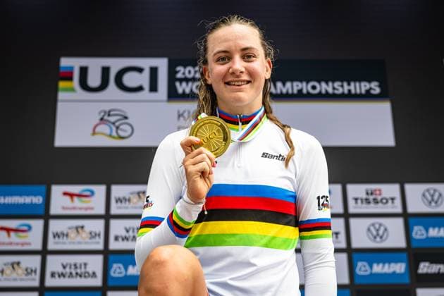 BACKSTEDT Zoe: UCI Road cycling, Rad, Radsport, Strasse World Championships - Kigali Rwanda 2025 BACKSTEDT Zoe ( GBR ) Great Britain Winner - First Place Award Ceremony Medal Ceremony Podium - Querformat - quer - horizontal - Landscape - Event Veranstaltung: UCI Road Cycling World Championships Kigali-Rwanda 2025 - Category Kategorie: Cycling - Road Cycling World Championships - Elite Women U23 - Location Ort: Africa - Rwanda - Kigali - Start: Kigali - Finish: Kigali - Individual Time Trail ( ITT ) - Distance: 22,6 km - Date Datum: 22.09.2025 Monday Day 2 -