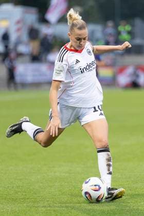 Google Pixel Frauen Bundesliga: Eintracht Frankfurt - RB Leipzig, 22.09.2025 Laura Freigang (Eintracht Frankfurt 10) am Ball, Freisteller Portrait Porträt, Eintracht Frankfurt - RB Leipzig, Frankfurt, Stadion am Brentanobad, 22.9.2025 Copyright: xBEAUTIFULxSPORTS Gawlikx