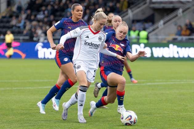Google Pixel Frauen Bundesliga: Eintracht Frankfurt - RB Leipzig, 22.09.2025 Rebecka Blomqvist (Eintracht Frankfurt 28) & Victoria Krug (RB Leipzig 20) im Kampf um den Bal, Eintracht Frankfurt - RB Leipzig, Frankfurt, Stadion am Brentanobad, 22.9.2025 Copyright: xBEAUTIFULxSPORTS Gawlikx