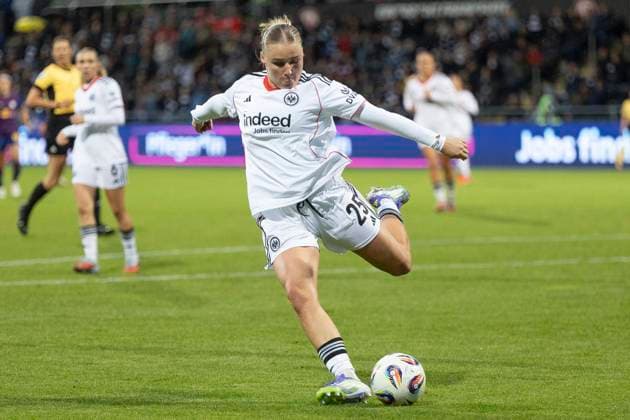 Google Pixel Frauen Bundesliga: Eintracht Frankfurt - RB Leipzig, 22.09.2025 Jella Veit (Eintracht Frankfurt 25) bei einer SChussbewegung, schießt den Ball weg, Eintracht Frankfurt - RB Leipzig, Frankfurt, Stadion am Brentanobad, 22.9.2025 Copyright: xBEAUTIFULxSPORTS Gawlikx