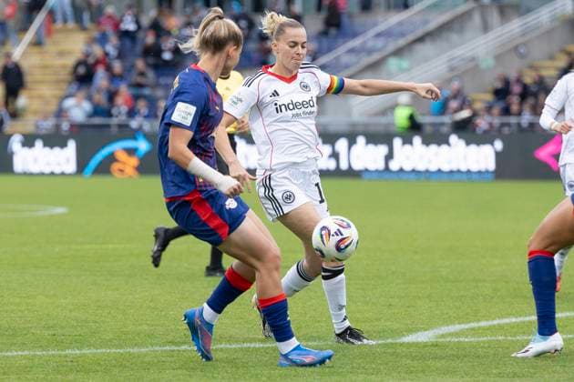 Google Pixel Frauen Bundesliga: Eintracht Frankfurt - RB Leipzig, 22.09.2025 Laura Freigang (Eintracht Frankfurt 10) & Julia Landenberger (RB Leipzig 21) im Zweikampf um den Ball, Eintracht Frankfurt - RB Leipzig, Frankfurt, Stadion am Brentanobad, 22.9.2025 Copyright: xBEAUTIFULxSPORTS Gawlikx