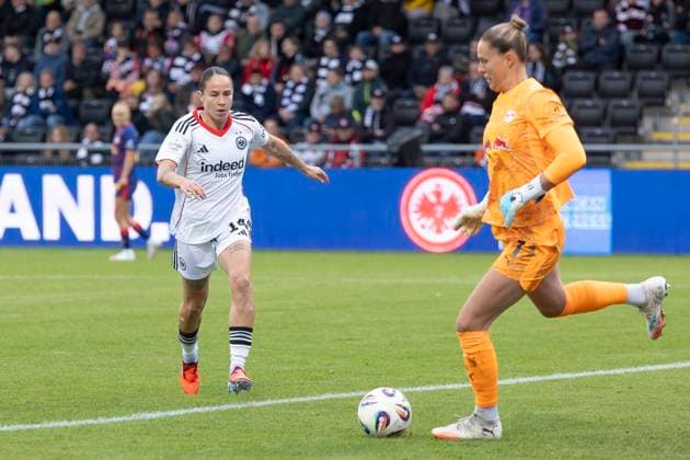 Google Pixel Frauen Bundesliga: Eintracht Frankfurt - RB Leipzig, 22.09.2025 Geraldine Reuteler (Eintracht Frankfurt 14) attackiert Elvira Herzog (RB Leipzig 1), Eintracht Frankfurt - RB Leipzig, Frankfurt, Stadion am Brentanobad, 22.9.2025 Copyright: xBEAUTIFULxSPORTS Gawlikx