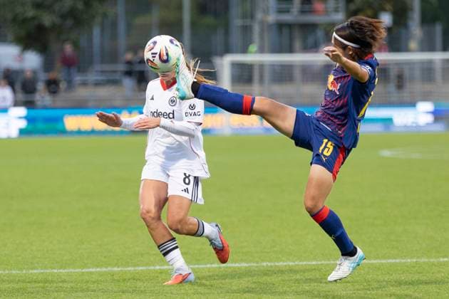 Google Pixel Frauen Bundesliga: Eintracht Frankfurt - RB Leipzig, 22.09.2025 Mai Kadowaki (RB Leipzig 15) mit einem hohen Bein um de nBall vor Lisanne Gräwe (Eintracht Frankfurt 8) wegzuspitzeln, Eintracht Frankfurt - RB Leipzig, Frankfurt, Stadion am Brentanobad, 22.9.2025 Copyright: xBEAUTIFULxSPORTS Gawlikx