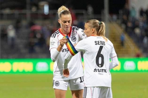 Google Pixel Frauen Bundesliga: Eintracht Frankfurt - RB Leipzig, 22.09.2025 Laura Freigang (Eintracht Frankfurt 10) übergibt die kapitänsbinde an Elisa Senß Senss (Eintracht Frankfurt 6), Eintracht Frankfurt - RB Leipzig, Frankfurt, Stadion am Brentanobad, 22.9.2025 Copyright: xBEAUTIFULxSPORTS Gawlikx