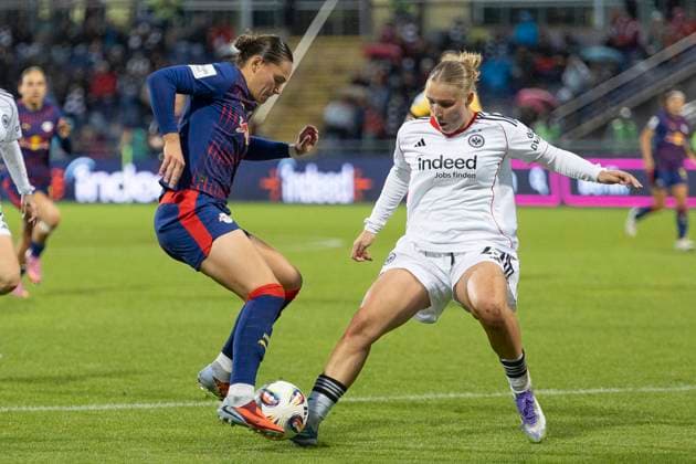 Google Pixel Frauen Bundesliga: Eintracht Frankfurt - RB Leipzig, 22.09.2025 Giovanna Hoffmann (RB Leipzig 7) & Jella Veit (Eintracht Frankfurt 25) im Zweikampf um den Ball, Eintracht Frankfurt - RB Leipzig, Frankfurt, Stadion am Brentanobad, 22.9.2025 Copyright: xBEAUTIFULxSPORTS Gawlikx