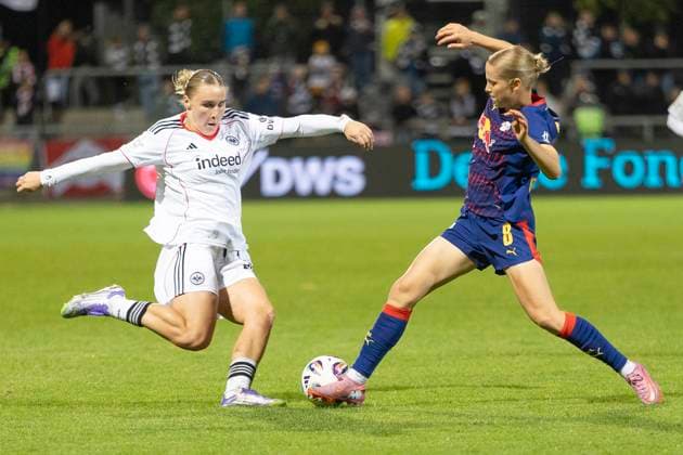 Google Pixel Frauen Bundesliga: Eintracht Frankfurt - RB Leipzig, 22.09.2025 Emilaa Asgeirsdottir (RB Leipzig 8) & Jella Veit (Eintracht Frankfurt 25) im Kampf um den Ball, Eintracht Frankfurt - RB Leipzig, Frankfurt, Stadion am Brentanobad, 22.9.2025 Copyright: xBEAUTIFULxSPORTS Gawlikx