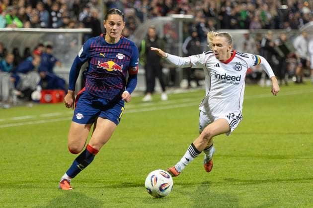 Google Pixel Frauen Bundesliga: Eintracht Frankfurt - RB Leipzig, 22.09.2025 Giovanna Hoffmann (RB Leipzig 7) & Elisa Senß Senss (Eintracht Frankfurt 6) im Kampf u mden Ball, Eintracht Frankfurt - RB Leipzig, Frankfurt, Stadion am Brentanobad, 22.9.2025 Copyright: xBEAUTIFULxSPORTS Gawlikx