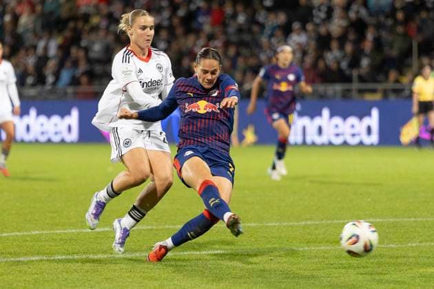 Google Pixel Frauen Bundesliga: Eintracht Frankfurt - RB Leipzig, 22.09.2025 Giovanna Hoffmann (RB Leipzig 7) schießt aufs Tor und erzielt den Treffer zum 4:3, & Jella Veit (Eintracht Frankfurt 25), die sie nicht mehr aufhalten kann, Eintracht Frankfurt - RB Leipzig, Frankfurt, Stadion am Brentanobad, 22.9.2025 Copyright: xBEAUTIFULxSPORTS Gawlikx