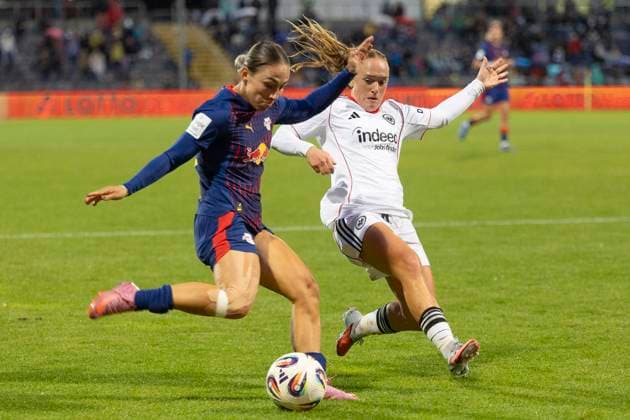 Google Pixel Frauen Bundesliga: Eintracht Frankfurt - RB Leipzig, 22.09.2025 Gina Chmielinski (RB Leipzig 10) spielt den Ball & Lisanne Gräwe (Eintracht Frankfurt 8) verteidigt, Eintracht Frankfurt - RB Leipzig, Frankfurt, Stadion am Brentanobad, 22.9.2025 Copyright: xBEAUTIFULxSPORTS Gawlikx