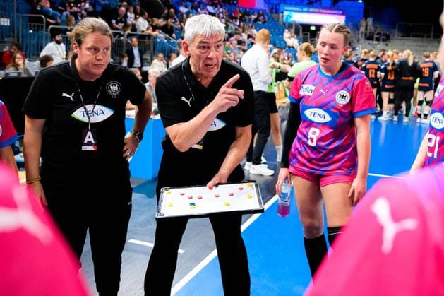Krefeld: Handball wU18 Laenderspiel - Deutschland - Niederlande Trainer Gino Smits (Deutschland) in der Auszeit Krefeld Yala Arena Deutschland